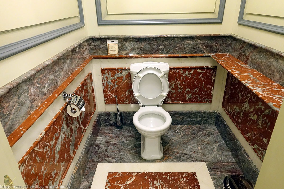 Туалет в цуме. Исторический туалет в ГУМЕ. Туалет в ГУМЕ Москва. Золотой туалет в ГУМЕ.
